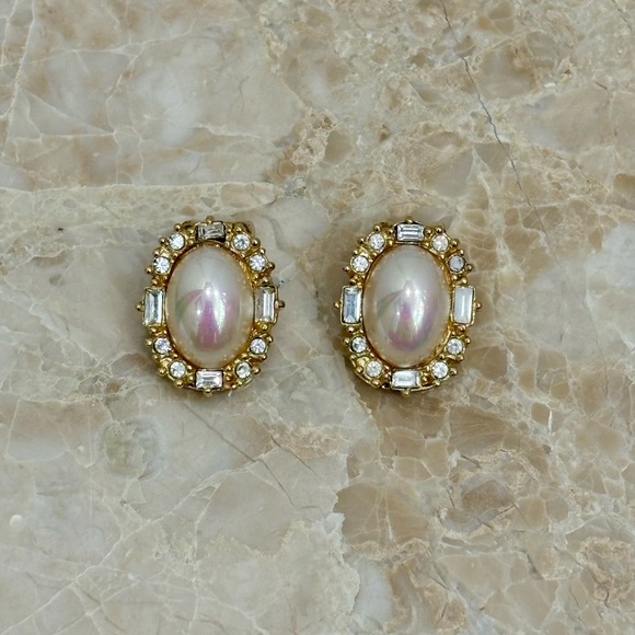 Christian Dior Signed Iridescent Faux Pearl Gold Tone Clip on Earrings - Picture 4 of 10
